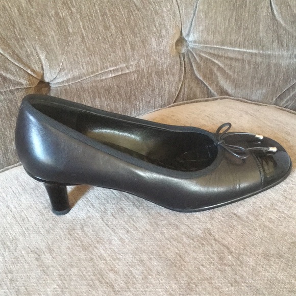 CHANEL Black Leather Cap Toe Bow Low Heel Pumps size EU 38 US 7.5 - Picture 6 of 16